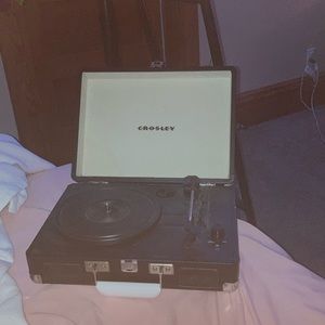 crosley record player in black 🖤 good condition!